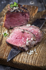 Barbecue Filet Steak auf alten Schneidebrett