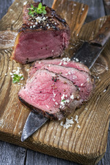 Barbecue Filet Steak auf alten Schneidebrett