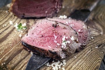 Barbecue Point Steak auf alten Schneidebrett