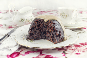 Australien Plum Pudding mit Vanille Rum Sauce auf Teller