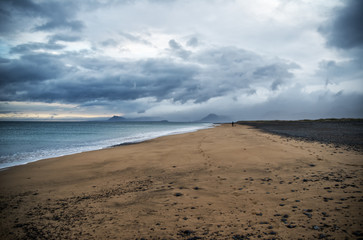 Fototapeta na wymiar Langer einsamer Strand in Island