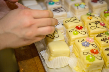 Person garniert Petit Fours aus