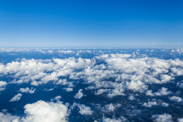 Widok z samolotu na horyzont z niebem i chmurami  - obrazy, fototapety, plakaty