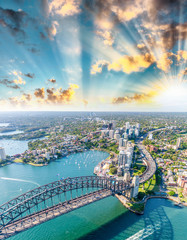 Fototapeta premium Niesamowity widok z lotu ptaka na port w Sydney o zachodzie słońca