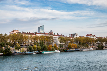 Les quais du Rh&ocirc;ne et Lyon vu du Pont Morand