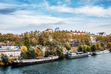 Fototapeta premium Les quais du Rhône et Lyon vu du Pont Morand