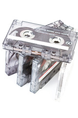 Cassettes cinta antigua para escuchar musica sobre un fondo blanco liso y aislado. Vista superior y de cerca