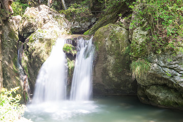 Fototapeta na wymiar Kleiner Wasserfall 