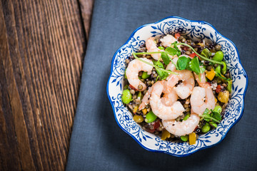 Wholefood salad with sezame and prawns