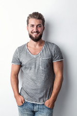 Schöner Mann mit Vollbart in Jeans