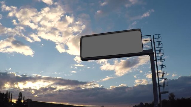 Cielo e nuvole con cartello stradale