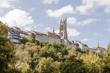 Obraz premium Fribourg, Altstadt, Freiburg, Kathedrale, historische Altstadthäuser, Stadt, Stadtspaziergang, Herbst, Schweiz