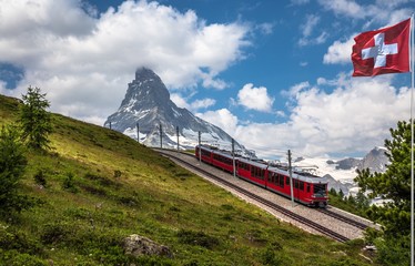 Fototapeta premium Szwajcarska piękność, kolej zębata pod zapierającym dech w piersiach Matterhorn