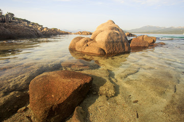 Fototapeta na wymiar La Sardegna, isola tra mare cielo e acqua trasparente.