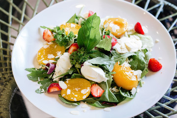 Вегетарианский салат с сыром и фруктами