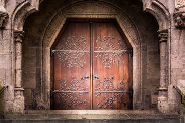 Alte verstärkte mittelalterliche Mittelalter Eingang hölzerne Eisentüren S