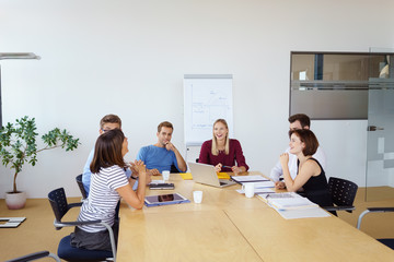 kollegen lachen in einem meeting im besprechungsraum