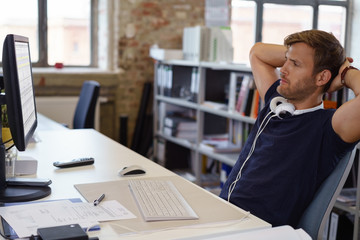 mitarbeiter im büro schaut mit ernstem gesicht auf den computer