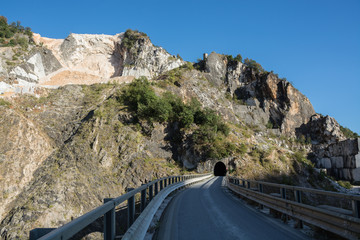 Fototapeta na wymiar White marble quarries of Carrara in the Apuan alps Massa