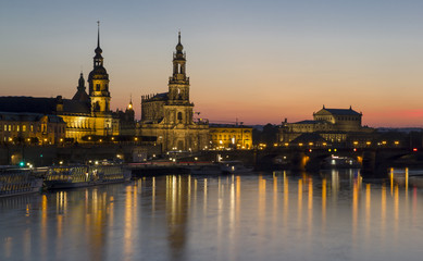 Fototapeta na wymiar Stadtansicht von Dresden am Abend