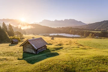 Foto auf Alu-Dibond Blick über Geroldsee mit Holzhütte und Karwendelgebirge am Morgen, Bayern, Deutschland © mRGB
