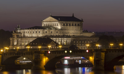 Fototapeta na wymiar Semperoper in Dresden bei Nacht