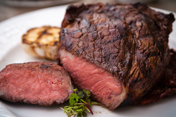 Entrecote with grilled garlic