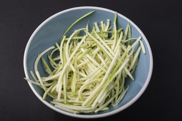 vegetais abobrinha em prato colorido