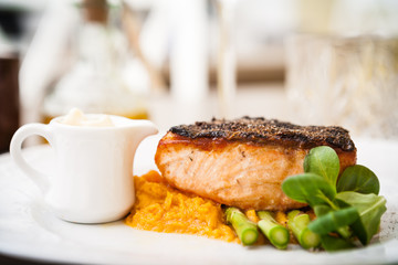 Salmon steak with asparagus