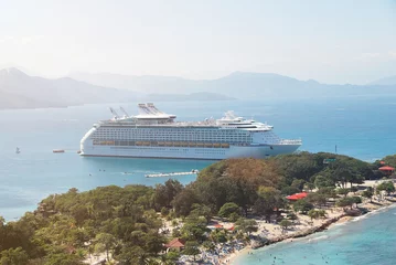 Foto op Plexiglas Caraïben docked cruise ship