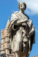 Obraz premium Christian saint in front of the Palermo Cathedral