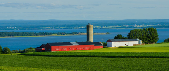 Red farm on the St-Lawrence shore