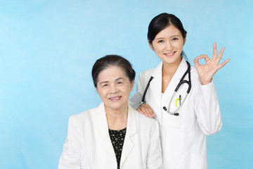 笑顔の高齢者と女医