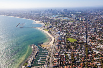 Obraz premium An Aerial View of St Kilda Marina with the Melbourne City Skyline on the Horizon.