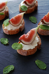 イチジクとクームチーズのオープンサンド
