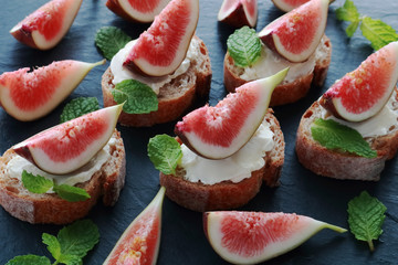 イチジクとクームチーズのオープンサンド