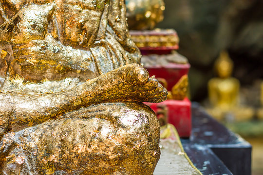 Put gold leaf onto (The Buddha image/ The Buddha statue)/ to gild. Which I use to worship the buddha image