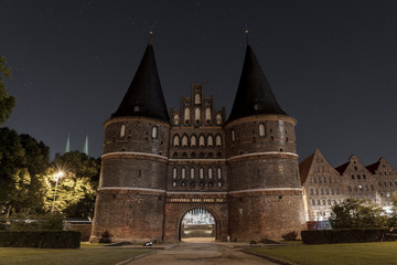 Fototapeta na wymiar Holstentor in Lübeck bei Nacht mit Sterne
