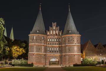 Fototapeta na wymiar Holstentor in Lübeck bei Nacht 