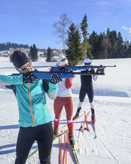 Drei Schützen beim Biathlon im Winter