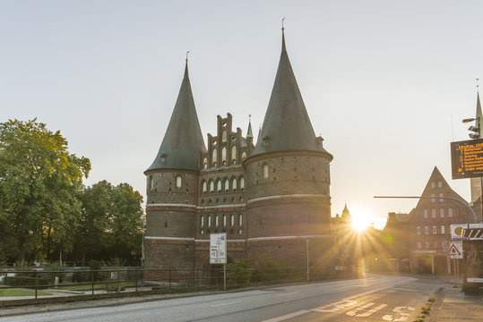 Holstentor in Lübeck früh am Morgen mit Sonnenstrahlen