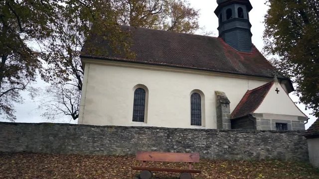 Holzbank und Kirche dahinter
