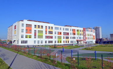 Fototapeta na wymiar Новая школа в районе новостроек
