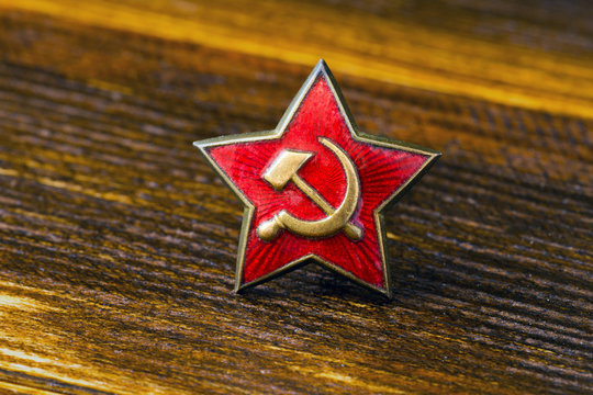 military red star badge