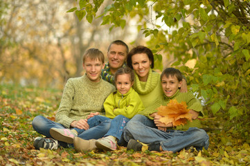 Fototapeta premium Family relaxing in autumn park