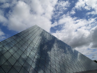 ガラスのピラミッドと青空と雲