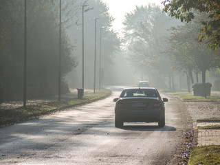 Frühnebel Straßenverkehr im Herbst