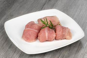 escalopes de dinde crues roulées sur plat