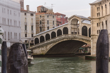 Fototapeta na wymiar Rialto Bridge in Venice, in the early morning