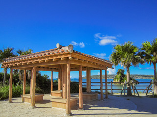 Obraz premium 沖縄 古宇利島 古宇利大橋 東屋